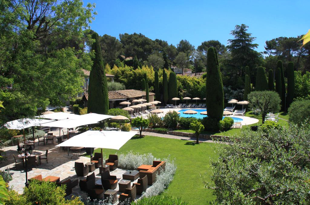 La piscine de l'htel sur Mougins et proche de Cannes et du Golf sur Grasse