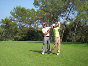 cours de golf en pratique sur le terrain