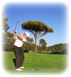 swing de golf sur le parcours