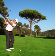 swing de golf sur le parcours