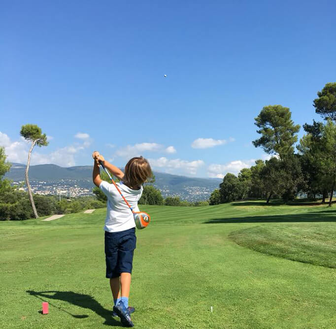 Cours de golf pour les juniors sur le terrain 