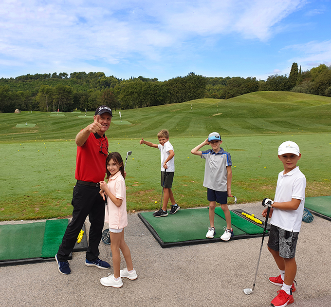 Leçon sur le parcours de golf pendant les vacances 