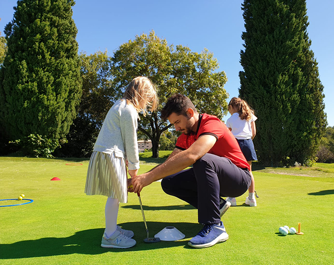 Leçon de putting pour les enfants 