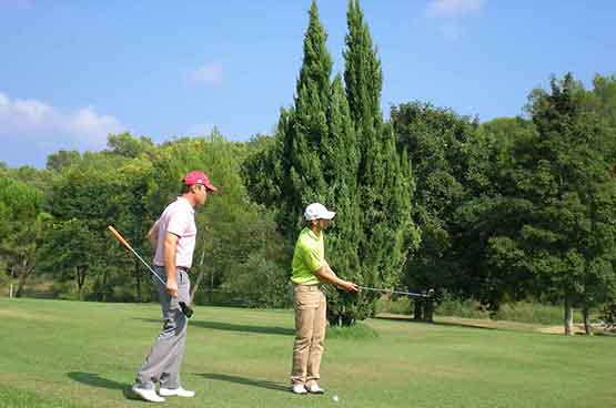 Adam Scott et Steve Williams discute l'attaque de green du 16, dernier par 5