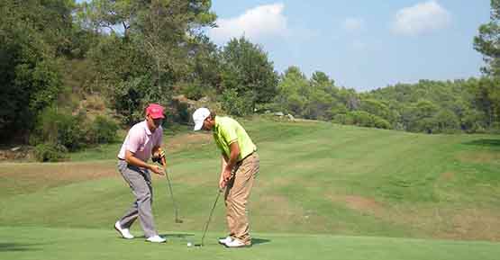 Le chipping d'un vainqueur de golf