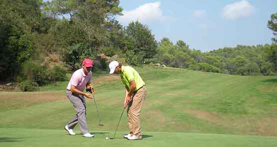 Alejandro Caizares au finish de son swing de golf