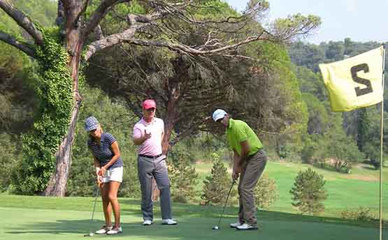 Victor Dubuisson salue le foule au WCG Match Play Championship