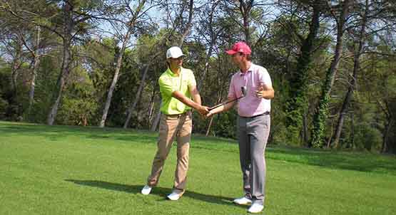 Avec son caddie, Kaymer partage sa joie de renouer avec la victoire