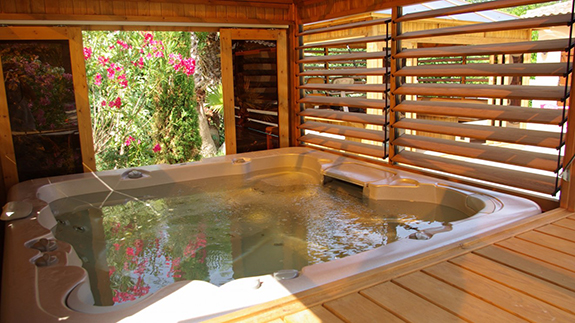 Le jacuzzi face aux chambres d'htes avec vue sur la piscine