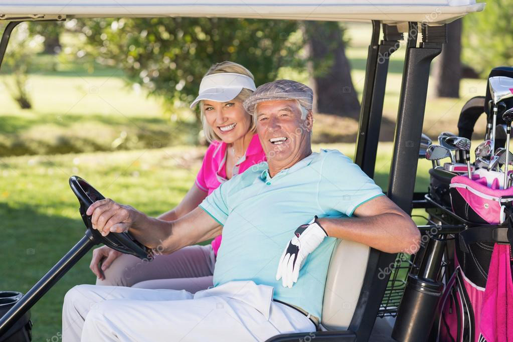 Golfeurs débutants en initiation sur le parcours