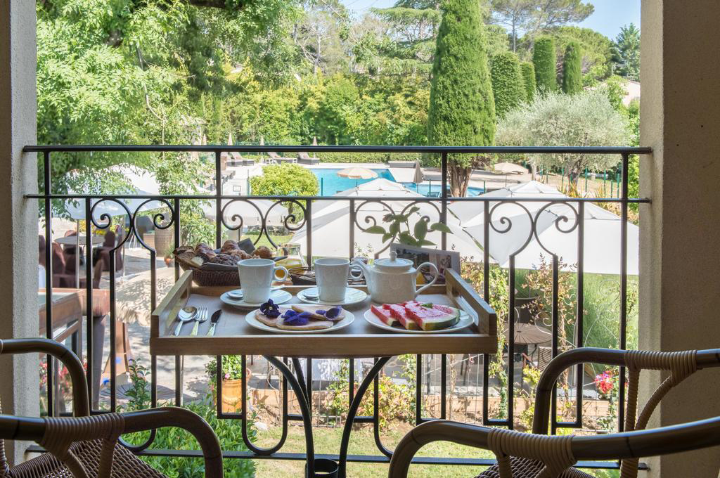 Petit djeuner sur le balcon de la chambre avec vue sur les jardins de l'htel