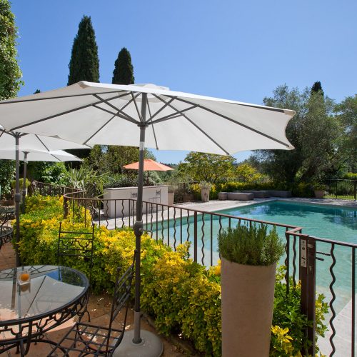 Terrasse surplombant la piscine et la végétation méditerranéenne du Sud de la France