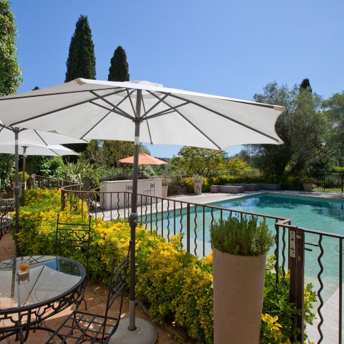 Terrasse surplombant la piscine et la vgtation mditerranenne du Sud de la France