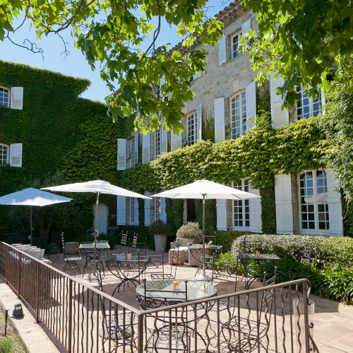 Terrasses avec vue sur la piscine, les haies en restanques et l'tang de Fontmerle