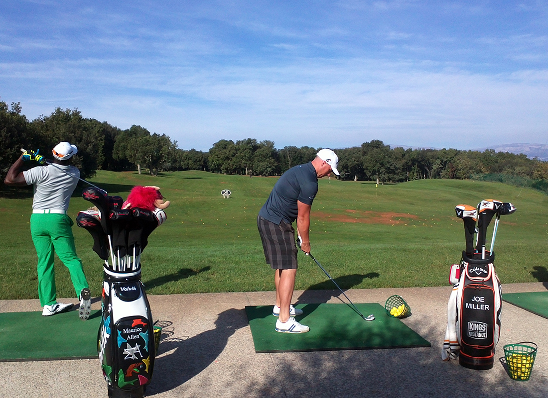 échauffement sur le practice de golf