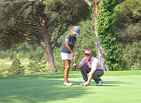 Cordiale poigne de mains entre les deux golfeurs