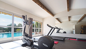 Salle de fitness face  la piscine