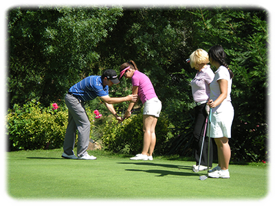 cours de chipping sur le green d'approches