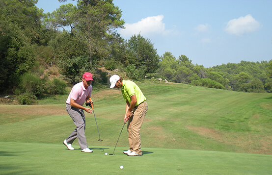 moniteur enseignant le golf comme coach dans les Alpes Maritimes 