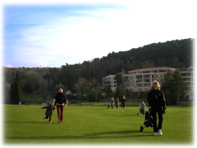 juniors sur le parcours de golf