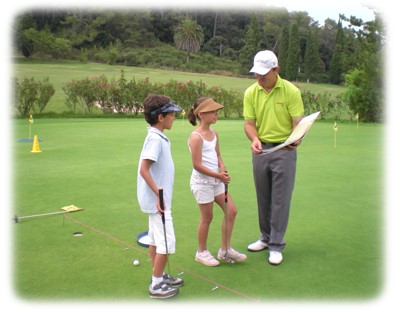 stage de golf juniors sur le putting green